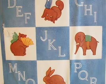 Puede incluir: Un gráfico del alfabeto para niños con animales de dibujos animados y las letras de la A a la U. Los animales marrones, incluyendo un león y un cerdo, se colocan sobre un fondo a cuadros azul y blanco. Algunos animales llevan lazos.
