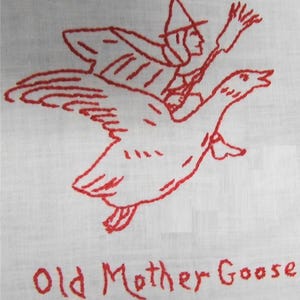 Pode incluir: Imagem bordada a vermelho de uma bruxa a andar de ganso com o texto "Old Mother Goose" em baixo.