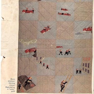 Può includere: Uno schema di trapunta con uno schema di colori rosso, caldo e blu. La trapunta rappresenta una storia di coraggiosi vigili del fuoco, automezzi dei vigili del fuoco e scale. La trapunta è progettata per adattarsi a una culla. Il testo sull'immagine recita "Rosso, caldo e blu" e "Progettato da Marion Cheever Whiteside".