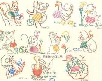 Puede incluir: Un patrón de bordado vintage que presenta varios animales con delantales de cuadros. Los animales incluyen una ardilla, un koala, una gallina, un cerdo, un ganso, un conejo, un perro, un gato, un reyezuelo, un pelícano y una rana. El patrón se titula "Animales".