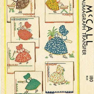 Op de afbeelding: Een vintage McCall's transferpatroon voor het borduren van theedoeken met een meisje in een andere jurk voor elke dag van de week. Het patroon heet "Day of the Week Tea Towels in Appliqué" en is gedrukt op blauw papier.