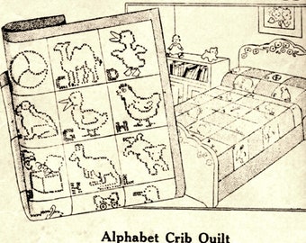 Puede incluir: Una ilustración en blanco y negro de una colcha de cuna con temática de alfabeto. La colcha presenta varios animales y letras. La colcha se muestra en un entorno de guardería con una cuna y otros muebles.
