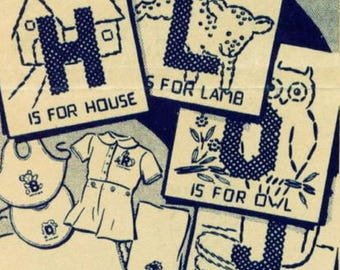 Puede incluir: Un conjunto de ocho tarjetas de alfabeto con letras e ilustraciones bordadas. Cada tarjeta presenta una letra del alfabeto, una palabra correspondiente y una ilustración simple. Las letras están bordadas en hilo azul sobre un fondo crema. Las ilustraciones también están bordadas en hilo azul. Las palabras están impresas en negro debajo de las ilustraciones. Las tarjetas están diseñadas para niños que aprenden su ABC.