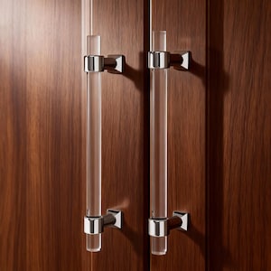 Könnte beinhalten: Zwei Schranktürgriffe mit transparenten Acrylstäben und polierten Chromakzenten. Die Griffe sind an einem dunklen Holzschrank montiert. Modernes und elegantes Design für verschiedene Einrichtungsstile.