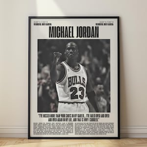 以下が含まれることがあります： シカゴ・ブルズのジャージを着たマイケル・ジョーダン、背番号23の白黒フレームポスター。ポスターには、成功についての引用文とともに、上部と下部にテキストが含まれています。