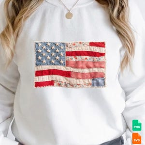 Puede incluir: Sudadera blanca con un diseño de bandera americana de patchwork. La bandera incorpora patrones de mezclilla, florales y de cuadros en rojo, blanco y azul. Las estrellas están bordadas sobre un campo de mezclilla azul.