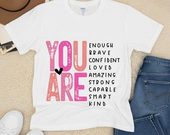 Du bist genug! Mutig, selbstbewusst, geliebt, fantastisch, stark, fähig, klug, freundlich, Selbstliebe-Shirt. Sei freundlich! Affirmation für mentale Gesundheit. Geschenk für Mama.