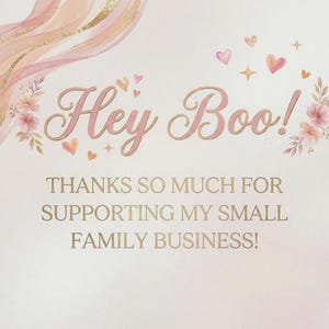 Puede incluir: Una tarjeta de agradecimiento con el texto Hey Boo! THANKS SO MUCH FOR SUPPORTING MY SMALL FAMILY BUSINESS! en letras doradas. El dise&ntilde;o incluye flores de acuarela rosa suave, detalles de purpurina dorada e ilustraciones de corazones.