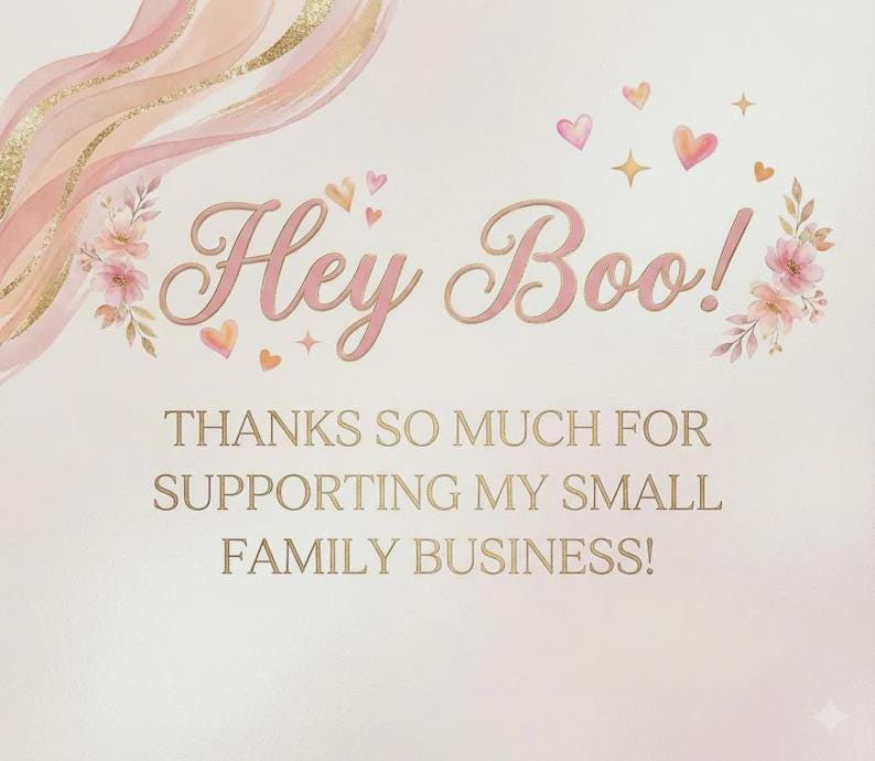Puede incluir: Una tarjeta de agradecimiento con el texto Hey Boo! THANKS SO MUCH FOR SUPPORTING MY SMALL FAMILY BUSINESS! en letras doradas. El dise&ntilde;o incluye flores de acuarela rosa suave, detalles de purpurina dorada e ilustraciones de corazones.