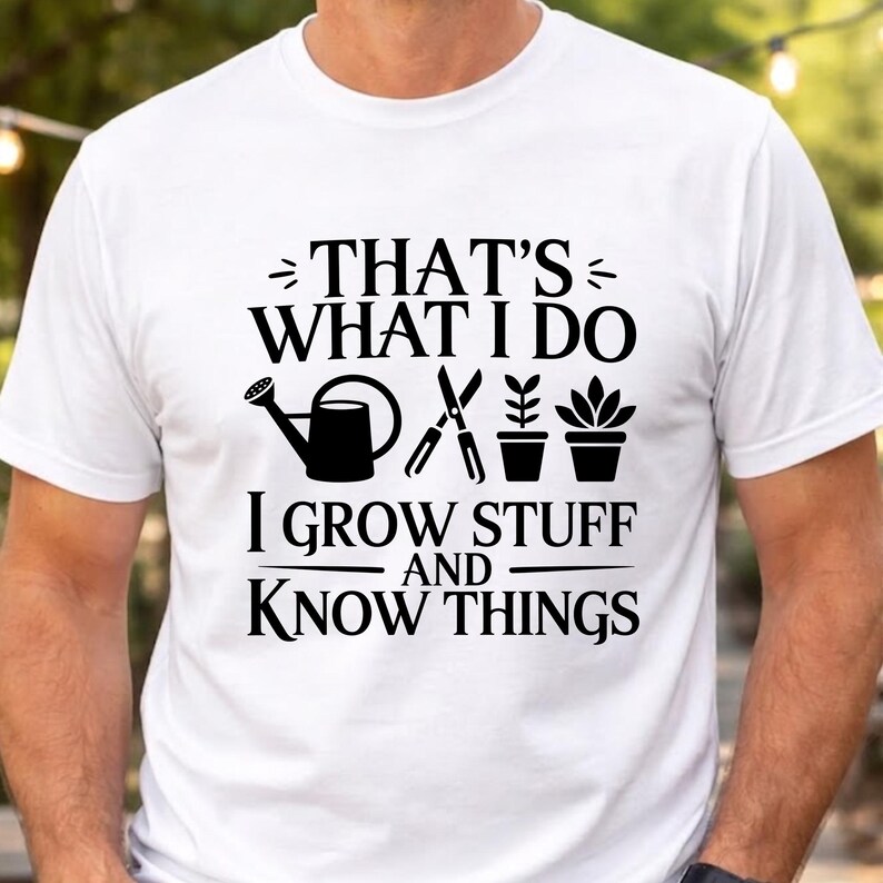 Puede incluir: Una camiseta blanca de manga corta con el texto en negro THAT'S WHAT I DO I GROW STUFF AND KNOW THINGS, acompa&ntilde;ado de iconos gr&aacute;ficos negros de una regadera, tijeras de podar y dos plantas en maceta centrados en el pecho.