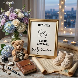 Pode incluir: Anúncio emoldurado com o texto "OUR NEXT Story BEGINS MAY 202X Baby Davison" numa mesa de madeira. Um ursinho de pelúcia, botinhas de bebê e um buquê de flores completam a cena do anúncio do bebê.