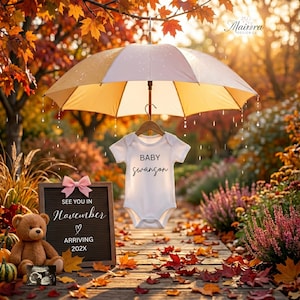 Könnte beinhalten: Ein weißer Baby-Body mit dem Text "BABY Swanson" hängt unter einem gelb-weißen Regenschirm. Ein Schild sagt "See you in November arriving 202X" mit einer rosa Schleife. Ein Teddybär und Herbstblätter sind in der Szene.