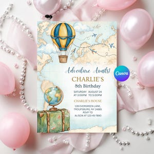 Può includere: Un invito di compleanno rettangolare con sfondo a mappa del mondo ad acquerello, una mongolfiera gialla e blu, un mappamondo e una valigia verde vintage. Il testo recita: Adventure Awaits! CHARLIE'S 8th Birthday, sabato 24 agosto, dalle 15:00 alle 17:00, CHARLIE'S HOUSE, 139 Evergreen Lane, Troupsburg, NY 14885, RSVP ad ALISON al 123-45-7890.
