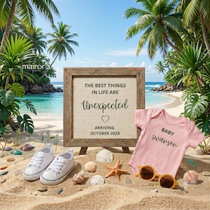 Może przedstawiać: Kwadratowa drewniana tabliczka z napisem THE BEST THINGS IN LIFE ARE Unexpected ARRIVING OCTOBER 202X, para białych trampek, jasnoróżowe body dziecięce z nadrukiem BABY SWANSON oraz okulary przeciwsłoneczne z żółtymi oprawkami na piasku.