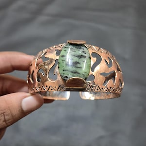 Hermosa pulsera rígida de rubí y zoisita hecha a mano, brazalete de cobre, pulsera ajustable envuelta en alambre, regalo para ella.