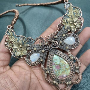 Hermoso collar de rubí fucsita y piedra lunar arcoíris, joyería envuelta en alambre, collar de cobre con piedras preciosas para regalo