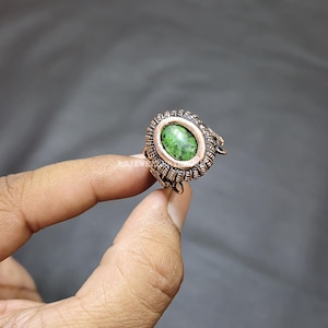 Lindo anel de rubi zoisita, anel marcante, joia de cobre, anel feito à mão, anel ajustável, anel de designer para presente.