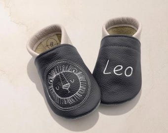 Gepersonaliseerde babyschoentjes met naam | Leeuw | Leren babyschoentjes | Zachte blotevoetschoentjes voor kinderen | Geboortecadeau | Doopcadeau | Verjaardagscadeau | Handgemaakt | Babyschoentjes