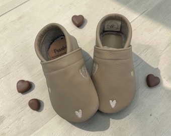 Gepersonaliseerde babyschoentjes met naam | Leren babyschoentjes | Babyschoentjes met hartjesdesign voor meisjes | Eerste loopschoentjes | Kraamcadeau voor geboorte of doop