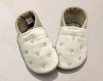 Gepersonaliseerde babyschoentjes met naam | Hart | Hartjes | Leren babyschoentjes | Zachte blotevoetschoentjes voor kinderen | Cadeau voor geboorte | Doop | Verjaardag | Handgemaakt