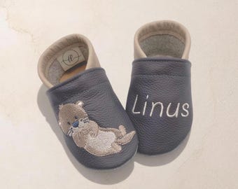 Gepersonaliseerde kruipschoentjes met naam | Otter | Leren babyschoentjes | Zachte blotevoetschoentjes voor kinderen | Geboortecadeau | Doopcadeau | Verjaardagscadeau | Handgemaakt | Kruipschoentjes