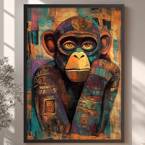 Op de afbeelding: Een ingelijste verticale wandkunstprint met een gestileerde chimpansee met grote, expressieve ogen. Het kunstwerk gebruikt een levendig kleurenpalet van diepblauw, warm oranje en taling, met abstracte geometrische patronen en texturen.