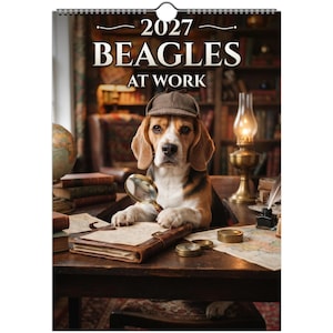 Puede incluir: Un calendario de pared de 2027 titulado Beagles at Work que muestra a un beagle con un sombrero de detective marrón, sosteniendo una lupa sobre un documento en un escritorio de madera con libros, un globo terráqueo y una lámpara de latón.