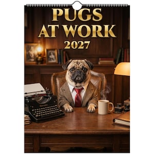 Könnte beinhalten: Ein Wandkalender für 2027 mit dem Titel PUGS AT WORK, der einen Mops in einem braunen Anzug mit roter Krawatte und runder Brille zeigt, der an einem Schreibtisch mit einer schwarzen Remington-Schreibmaschine, einer beigen Tasse und Lampe sitzt.