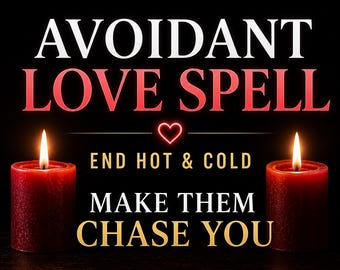 Pode incluir: Um fundo preto com as palavras "Avoidant Love Spell" em branco e vermelho. Duas velas vermelhas com chamas acesas ladeiam o texto "End Hot & Cold" e "Make Them Chase You". Um símbolo de coração está entre as frases.