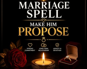 Pode incluir: Um fundo preto com as palavras "MARRIAGE SPELL MAKE HIM PROPOSE" em branco e dourado. Uma rosa vermelha, uma vela acesa e um anel numa caixa de veludo também são apresentados. Ícones representam compromisso, relacionamento e devoção.