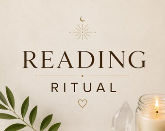 Pode incluir: Um design gráfico com o texto READING RITUAL em fonte serifada castanho-escura, centrado sobre um pequeno ícone de coração. Acima do texto, um símbolo dourado de sol e lua crescente. Um ramo verde, um cristal transparente e uma vela acesa.