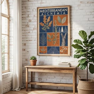 Puede incluir: Un estampado botánico enmarcado titulado "MEDITERRANEAN ALCHEMIA" con ilustraciones de plantas en naranja, azul y blanco. La obra de arte cuelga de una pared de ladrillo blanco sobre una consola de madera. Una planta en maceta y libros están sobre la mesa.