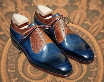 Scarpa con lacci su misura in pelle martellata bicolore marrone chiaro e blu, moda maschile