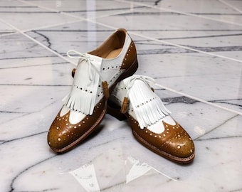 Ręcznie robione męskie brązowe i białe skórzane mokasyny typu brogs z frędzlami
