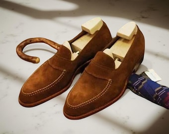 Handgefertigte Braune Wildleder Penny Loafers: Klassische Slip-On Schuhe für Herren