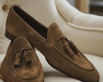 Neue handgemachte reine braune Wildleder stilvolle Quasten Loafer Schuhe für Herren