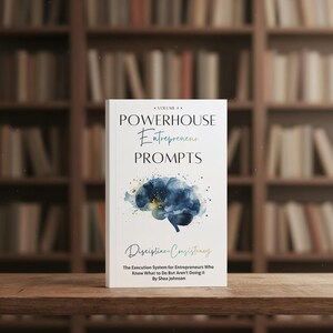 Puede incluir: Un libro titulado "POWERHOUSE Entrepreneur PROMPTS" con una ilustraci&oacute;n de cerebro en acuarela. El subt&iacute;tulo es "Discipliner Consistency" y el autor es Shea Johnson. El libro est&aacute; sobre una superficie de madera.