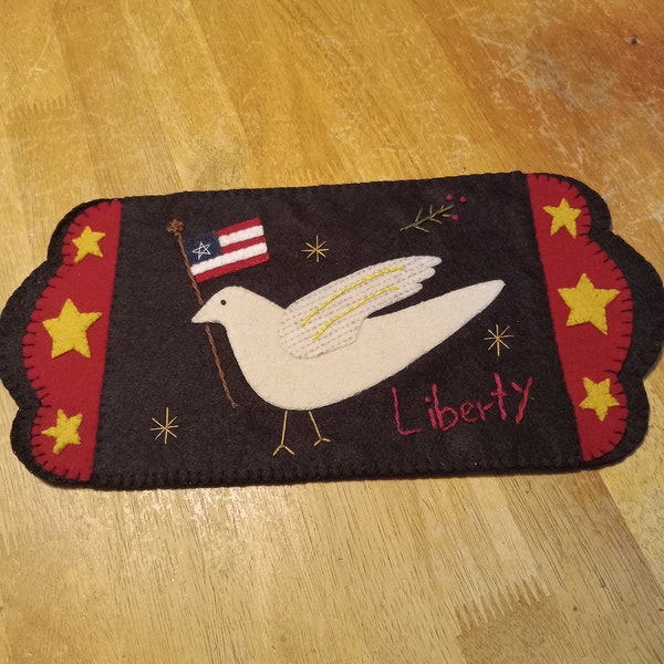 Primitive Americana Patriotic Peace Dove With Flag Wool Table Runner/Mat
