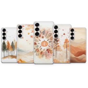 Puede incluir: Cinco fundas transparentes para smartphone dispuestas en fila, cada una con un diseño otoñal único estilo acuarela. Los patrones incluyen calabazas naranjas, hojas que caen, árboles desnudos y paisajes montañosos en tonos marrones y dorados.