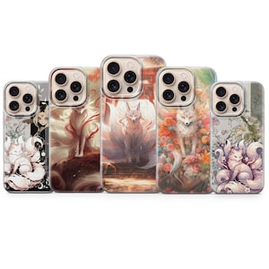 Può includere: Cinque custodie per telefono con bordi trasparenti, ognuna con una diversa illustrazione di volpi bianche con più code. Le opere d'arte sono ambientate su sfondi floreali e naturali, con uno stile che ricorda gli anime giapponesi.
