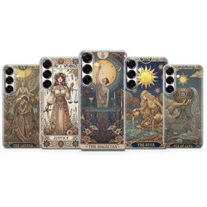 Puede incluir: Cinco fundas para smartphone con ilustraciones de cartas del tarot. Los diseños incluyen The Lovers, Justice, The Magician, The Star y Ace of Cups. Cada funda muestra ilustraciones detalladas en tonos dorados, azules y tierra, con recorte triple.