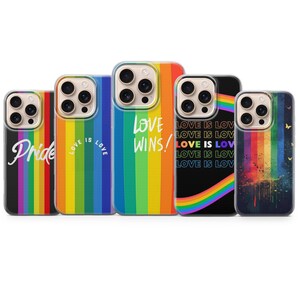 Könnte beinhalten: Fünf Handyhüllen mit Regenbogen-Designs. Eine Hülle trägt den Schriftzug "Pride", eine andere "Love is Love" und eine dritte "Love Wins!". Die anderen beiden Hüllen haben Regenbogen-Designs und den Schriftzug "Love is Love".