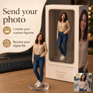 Könnte beinhalten: Eine individuelle Figur einer Person in einem beigen Langarmshirt und blauer Jeans, die auf einem runden, transparenten Sockel steht. Die Figur wird neben einer hohen, rechteckigen Schachtel mit der Aufschrift Custom Figurine Collection präsentiert.