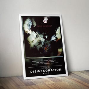 Könnte beinhalten: Ein gerahmtes Poster mit dem Albumcover von The Cure's "Disintegration". Das Kunstwerk ist ein dunkles, surreales Bild mit einem Gesicht und floralen Elementen. Der Titel und die Titelliste des Posters sind in weißer Schrift auf schwarzem Hintergrund dargestellt.