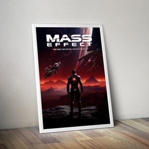 Könnte beinhalten: Gerahmtes Poster mit dem weißen "Mass Effect" Logo, das eine futuristische Szene mit einer Figur in einem schwarzen Anzug zeigt. Das Poster enthält das Zitat "WE FIGHT OR WE DIE. THAT'S THE PLAN."