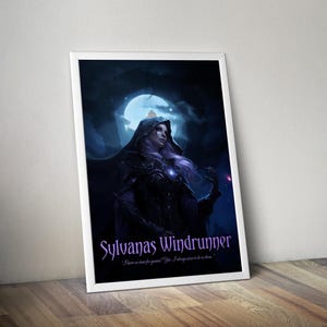 Op de afbeelding: Een ingelijste print met een fantasie-illustratie van Sylvanas Windrunner. Het kunstwerk toont een vrouw met paars haar en een donkere capuchon, tegen een maanverlichte achtergrond. De print bevat de tekst "Sylvanas Windrunner" en een citaat.