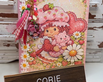 Cuaderno de composición Strawberry Shortcake Junk Journal con llavero a juego.