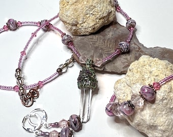 Conjunto de collar, pendientes y pulsera rosa y negro, con cuentas de vidrio soplado y cristales brillantes.