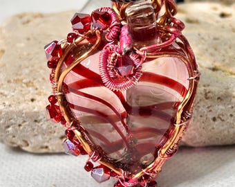 Corazón de vidrio soplado Boro rojo, envuelto en alambre con cristales rojos