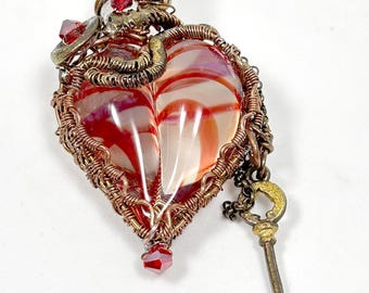 Corazón de vidrio soplado rojo borosilicato, envuelto en alambre con cristales y una mini llave maestra.